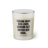 Duftkerze mit witzigem Spruch: Träume nicht dein Leben, sondern halt einfach dein Maul. Farbe beige und schwarze Schrift. Kerzenglas mit silbernem geschlossenem Deckel von SassyCandle.