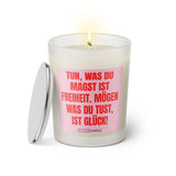 Duftkerze mit witzigen Spruch: Tun, was du magst ist Freiheit. Mögen was du tust, ist Glück. Farbe rosa und pink von Sassy Candle.