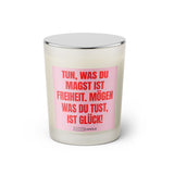 Duftkerze mit witzigen Spruch: Tun, was du magst ist Freiheit. Mögen was du tust, ist Glück. Farbe rosa und pink von Sassy Candle.