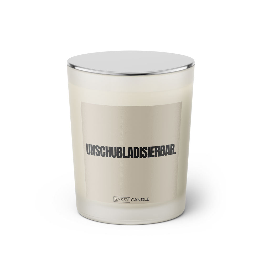 Duftkerze mit Spruch: Unschubladisierbar. Farbe beige und schwarz von Sassy Candle.