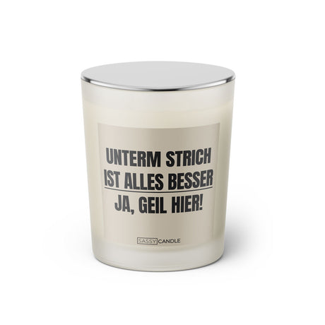 Duftkerze mit Spruch: Unterm Strich ist alles besser. Ja, geil hier! Farbe beige und schwarz von Sassy Candle.