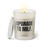 Duftkerze mit witzigen Spruch: Upgrade to MILF. Farbe beige und schwarz von Sassy Candle.