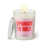 Duftkerze mit witzigen Spruch: Upgrade to MILF. Farbe rosa und pink von Sassy Candle.