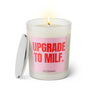 Duftkerze mit witzigen Spruch: Upgrade to MILF. Farbe rosa und pink von Sassy Candle.