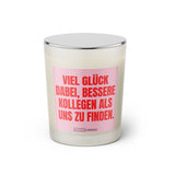 Duftkerze mit witzigem Spruch: Viel Glück dabei, bessere Kollegen als uns zu finden. Farbe rosa und pinke Schrift. Kerzenglas mit silbernem Deckel von SassyCandle.