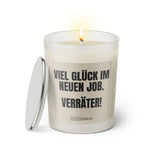 Duftkerze mit witzigem Spruch: Viel Glück im neuen Job Verräter! Farbe beige und schwarze Schrift. Kerzenglas mit silbernem Deckel von SassyCandle.