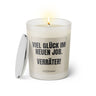 Duftkerze mit witzigem Spruch: Viel Glück im neuen Job Verräter! Farbe beige und schwarze Schrift. Kerzenglas mit silbernem Deckel von SassyCandle.