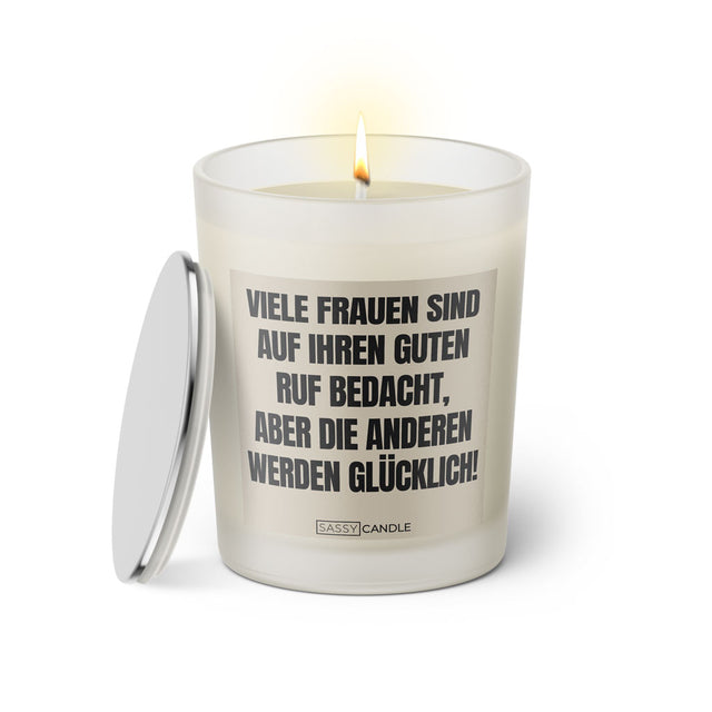 Duftkerze mit witzigen Spruch:  Viele Frauen sind auf ihren guten Ruf bedacht, aber die anderen werden Glücklich! Farbe beige und schwarz von Sassy Candle.