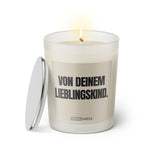 Duftkerze mit witzigem Spruch: Von deinem Lieblingskind! Farbe beige und schwarze Schrift. Kerzenglas mit silbernem Deckel von SassyCandle.