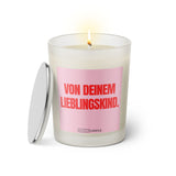 Duftkerze mit witzigem Spruch: Von deinem Lieblingskind! Farbe rosa und pinke Schrift. Kerzenglas mit silbernem Deckel von SassyCandle.