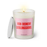 Duftkerze mit witzigem Spruch: Von deinem Lieblingskind! Farbe rosa und pinke Schrift. Kerzenglas mit silbernem Deckel von SassyCandle.