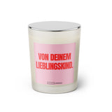 Duftkerze mit witzigem Spruch: Von deinem Lieblingskind! Farbe rosa und pinke Schrift. Kerzenglas mit silbernem geschlossenem Deckel von SassyCandle.