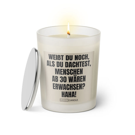 Duftkerze mit Spruch: Weißt du noch, als du dachtest, Menschen ab 30 wären erwachsen? Haha! Farbe beige und schwarz von Sassy Candle.