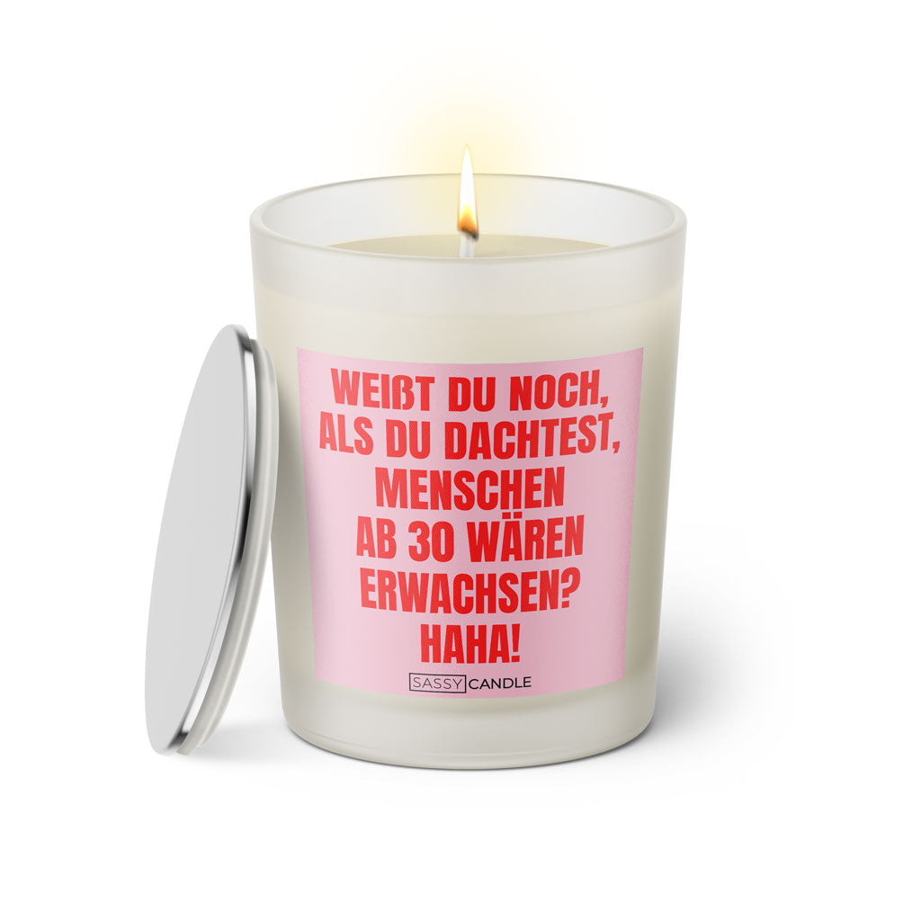 Duftkerze mit Spruch: Weißt du noch, als du dachtest, Menschen ab 30 wären erwachsen? Haha! Farbe rosa und pink von Sassy Candle.
