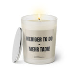 Duftkerze mit witzigen Spruch: Weniger to do - mehr tada! Kerzenglas mit silbernen Deckel von Sassy Candle. Farbe beige und schwarz.