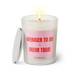 Duftkerze mit witzigen Spruch: Weniger to do - mehr tada! Kerzenglas mit silbernen Deckel von Sassy Candle. Farbe rosa und pink.