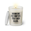 Duftkerze mit Spruch: Wenn die Zeit reif ist, fügt sich alles. Farbe beige und schwarz von Sassy Candle.