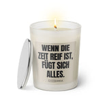 Duftkerze mit Spruch: Wenn die Zeit reif ist, fügt sich alles. Farbe beige und schwarz von Sassy Candle.