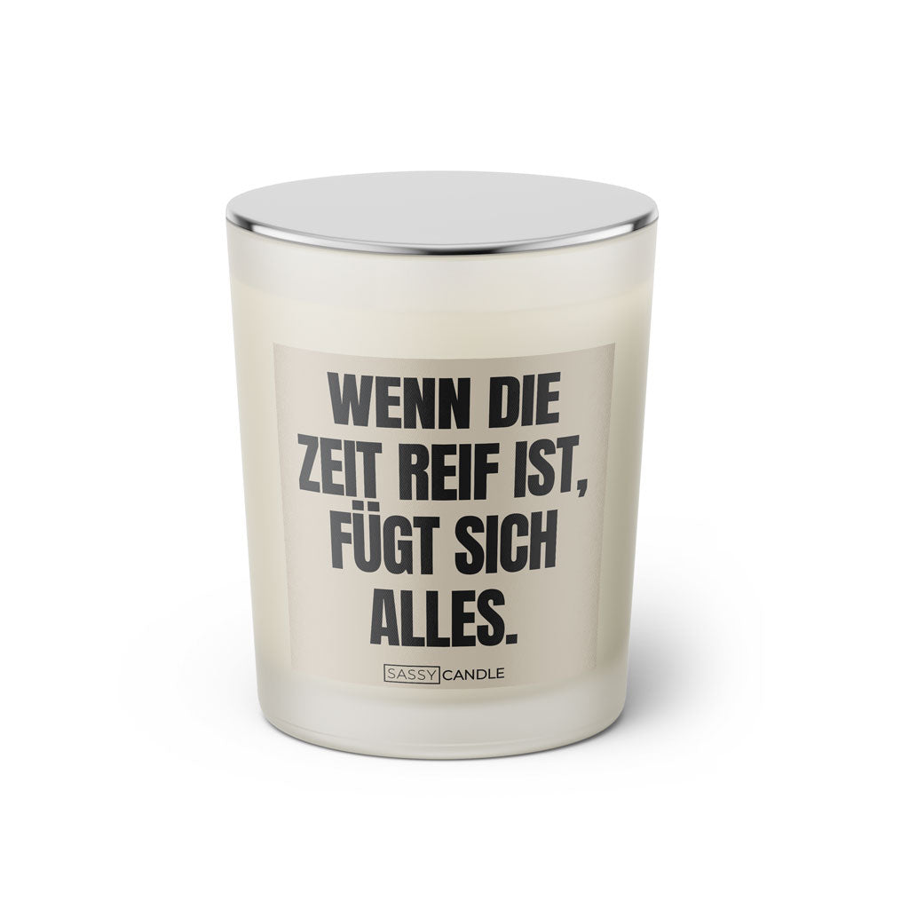 Duftkerze mit Spruch: Wenn die Zeit reif ist, fügt sich alles. Farbe beige und schwarz von Sassy Candle.