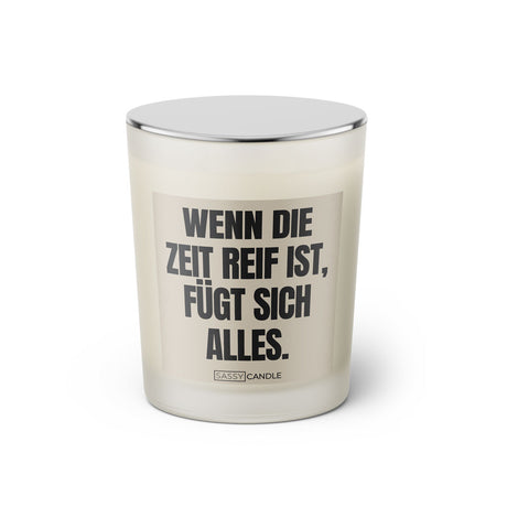 Duftkerze mit Spruch: Wenn die Zeit reif ist, fügt sich alles. Farbe beige und schwarz von Sassy Candle.