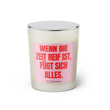 Duftkerze mit Spruch: Wenn die Zeit reif ist, fügt sich alles. Farbe rosa und pink von Sassy Candle.