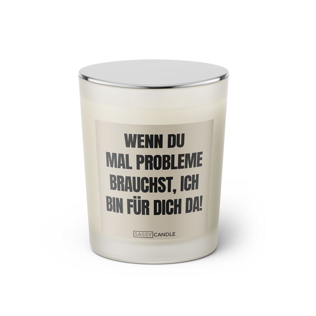 Duftkerze mit witzigem Spruch: Wenn du mal Probleme brauchst, ich bin für dich da! Farbe beige und schwarze Schrift. Kerzenglas mit silbernem geschlossenem Deckel von SassyCandle.
