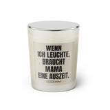 Duftkerze mit witzigen Spruch: Wenn ich leuchte, braucht Mama eine Auszeit. Farbe beige und schwarz mit silbernem Deckel von Sassy Candle.