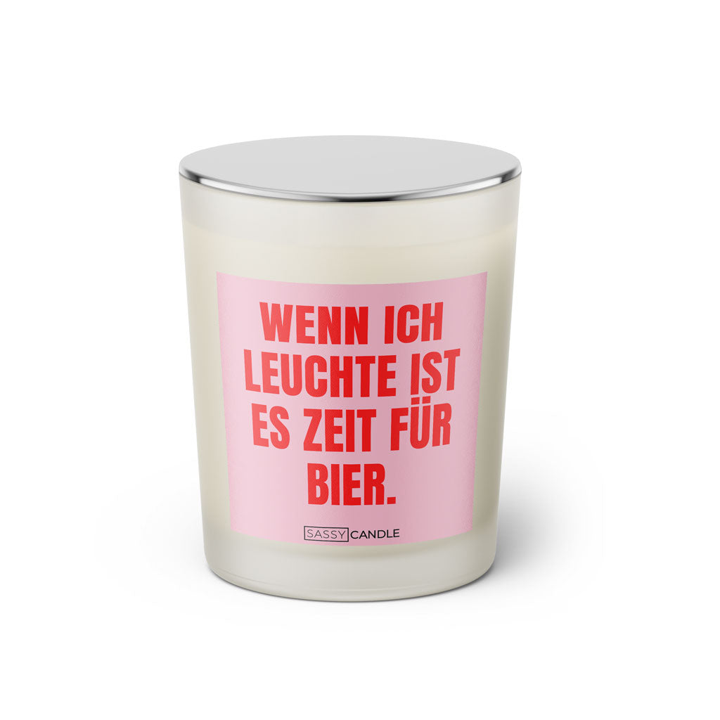 Duftkerze mit witzigem Spruch: Wenn ich leuchte ist es Zeit für Bier. Farbe rosa und pinke Schrift. Kerzenglas mit silbernem geschlossenem Deckel von SassyCandle.