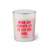 Duftkerze mit witzigem Spruch: Wenn ich leuchte ist es Zeit für Bier. Farbe rosa und pinke Schrift. Kerzenglas mit silbernem geschlossenem Deckel von SassyCandle.