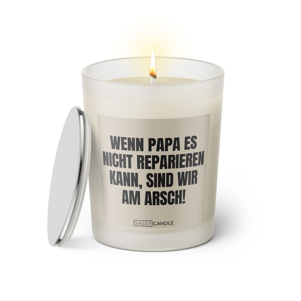 Duftkerze mit witzigen Spruch: Wenn Papa es nicht reparieren kann, sind wir am Arsch. Kerzenglas mit silbernen Deckel von Sassy Candle. Farbe beige und schwarz.