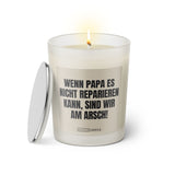 Duftkerze mit witzigen Spruch: Wenn Papa es nicht reparieren kann, sind wir am Arsch. Kerzenglas mit silbernen Deckel von Sassy Candle. Farbe beige und schwarz.