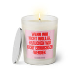 Duftkerze mit Spruch: Wenn wir nicht wollen, brauchen wir nicht erwachsen werden. Farbe rosa und pink von Sassy Candle.