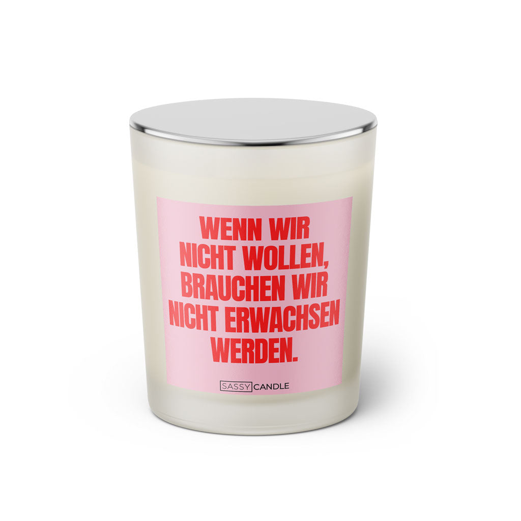 Duftkerze mit Spruch: Wenn wir nicht wollen, brauchen wir nicht erwachsen werden. Farbe rosa und pink von Sassy Candle.