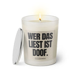 Duftkerze mit witzigen Spruch: Wer das liest ist doof. Farbe beige und schwarz von Sassy Candle.