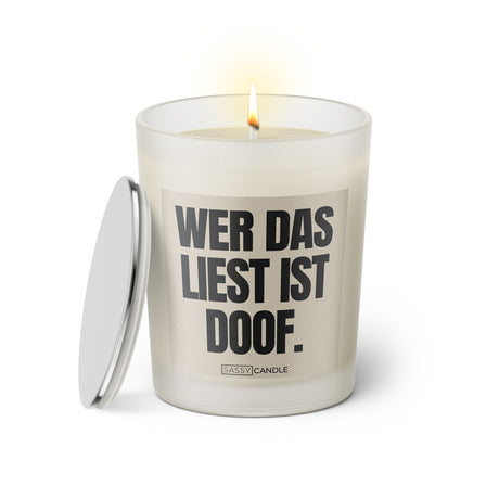 Duftkerze mit witzigen Spruch: Wer das liest ist doof. Farbe beige und schwarz von Sassy Candle.