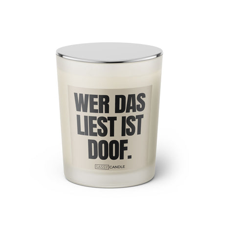 Duftkerze mit witzigen Spruch: Wer das liest ist doof. Farbe beige und schwarz von Sassy Candle.
