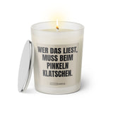 Duftkerze mit witzigem Spruch: Wer das liest muss beim pinkeln klatschen. Farbe beige und schwarze Schrift. Kerzenglas mit silbernem Deckel von SassyCandle.
