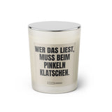 Duftkerze mit witzigem Spruch: Wer das liest muss beim pinkeln klatschen. Farbe beige und schwarze Schrift. Kerzenglas mit silbernem geschlossenem Deckel von SassyCandle.