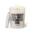 Duftkerze mit witzigem Spruch: Wer ficken will muss freundlich sein. Farbe beige und schwarze Schrift. Kerzenglas mit silbernem Deckel von SassyCandle.