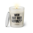 Duftkerze mit Spruch: Wer hat hier gefurzt? Farbe schwarz und beige von Sassy Candle.