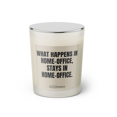 Duftkerze mit witzigem Spruch: What happens in Home-Office, stays in Home-Office. Farbe beige und schwarze Schrift. Kerzenglas mit silbernem geschlossenem Deckel von SassyCandle.