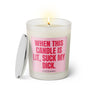 Duftkerze mit witzigem Spruch: When this candle is lit, suck my dick. Farbe rosa und pinke Schrift. Kerzenglas mit silbernem Deckel von SassyCandle.