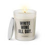 Duftkerze mit witzigem Spruch: White wine all day. Farbe beige und schwarze Schrift. Kerzenglas mit silbernem Deckel von SassyCandle.