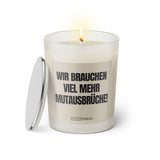 Duftkerze mit Spruch: Wir brauchen viel mehr Mutausbrüche! Farbe beige und schwarz von Sassy Candle.