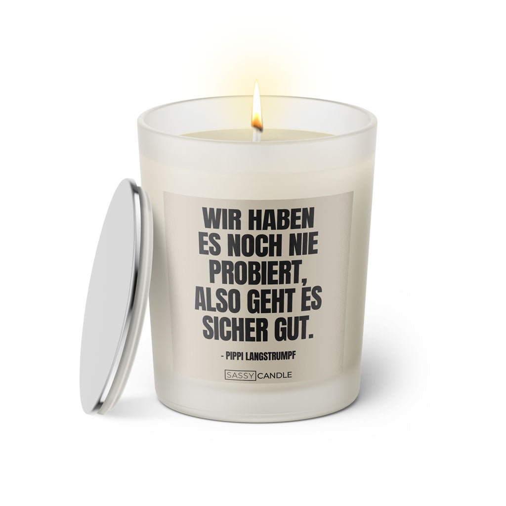 Duftkerze mit Spruch: Wir haben es noch nie probiert, also geht es sicher gut. Farbe beige und schwarz von Sassy Candle.