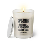 Duftkerze mit Spruch: Wir haben es noch nie probiert, also geht es sicher gut. Farbe beige und schwarz von Sassy Candle.