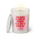 Duftkerze mit Spruch: Wir haben es noch nie probiert, also geht es sicher gut. Farbe rosa und pink von Sassy Candle.