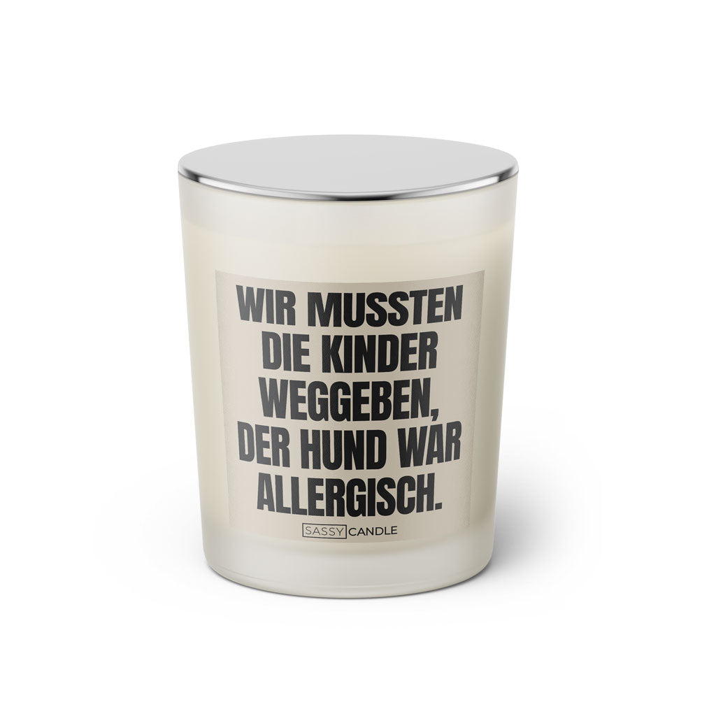 Duftkerze mit witzigen Spruch: Wir mussten die Kinder weggeben, der Hund war allergisch. Farbe beige und schwarz von Sassy Candle.
