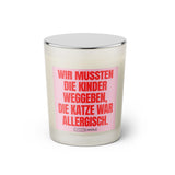 Duftkerze mit witzigen Spruch: Wir mussten die Kinder weggeben, die Katze war allergisch. Farbe rosa und pink von Sassy Candle.
