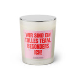 Duftkerze mit witzigem Spruch: Wir sind ein tolles Team. Besonders ich! Farbe rosa und pinke Schrift. Kerzenglas mit silbernem geschlossenem Deckel von SassyCandle.